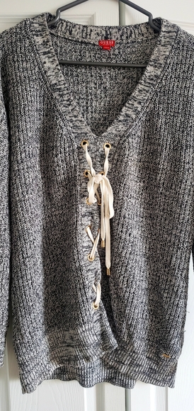 GUESS fall/winter sweater, cozy and warm - Picture 2 of 3
